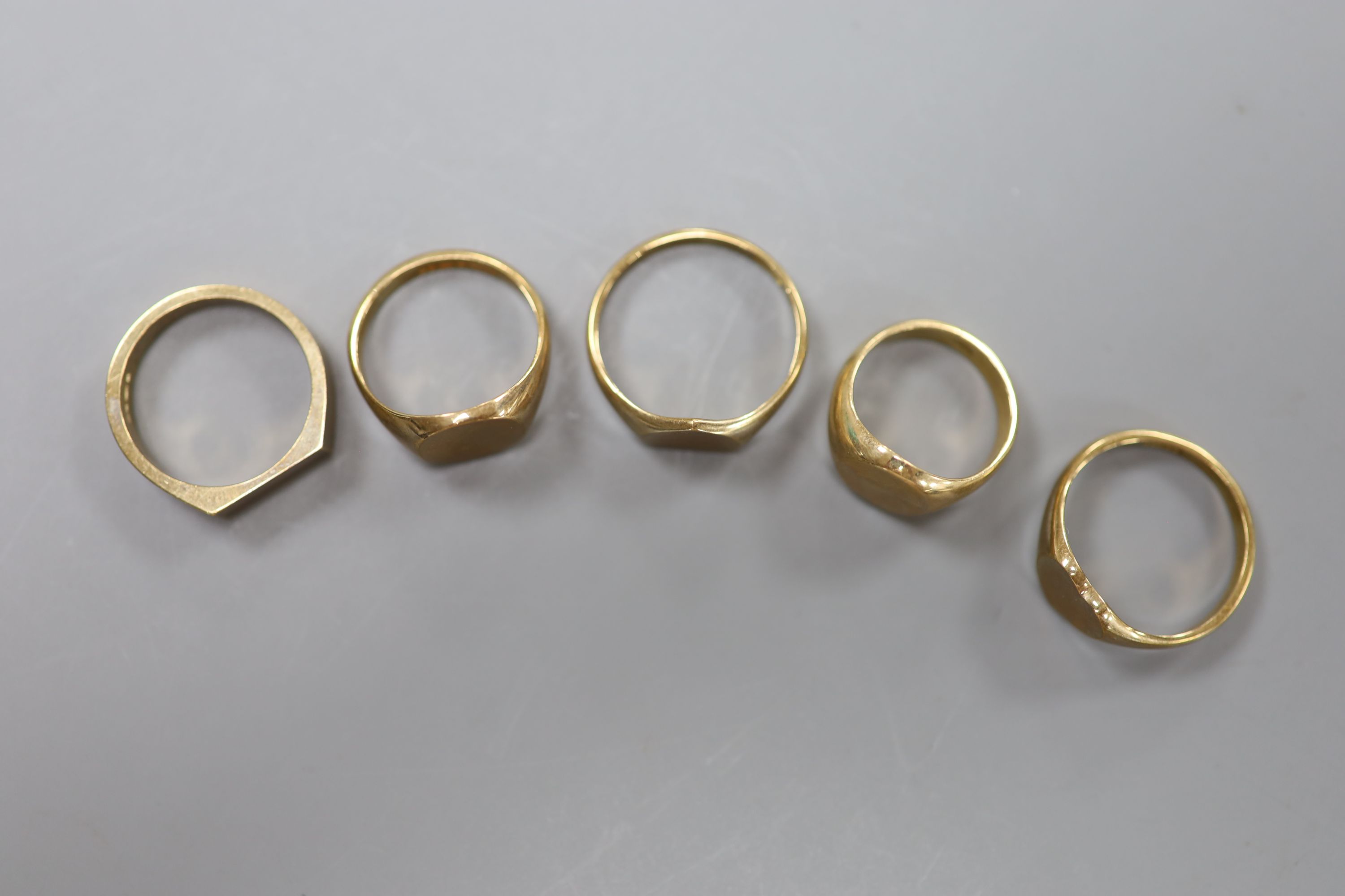 Five assorted 9ct signet rings, largest size Q